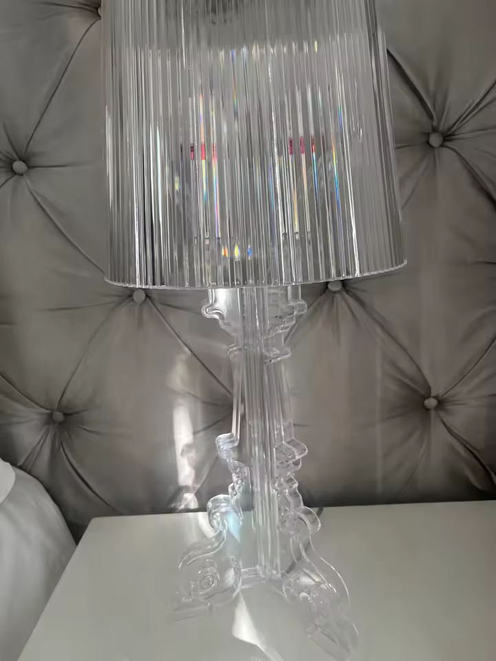 Lampe de chevet Bourgie en cristal de Kartell avec abat-jour élégant et design moderne.