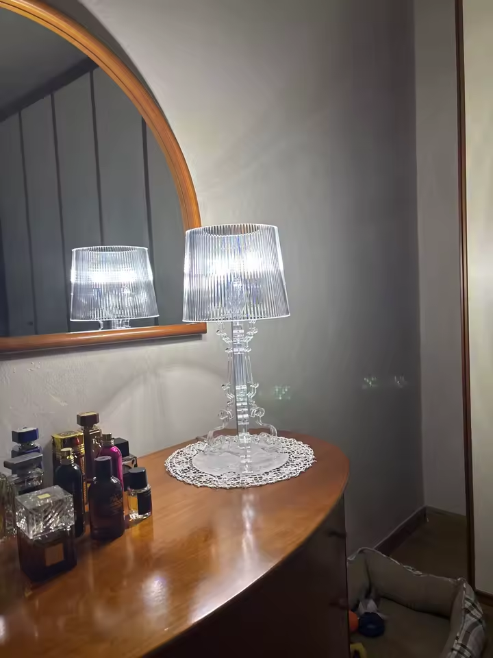 Lampe de chevet Bourgie en cristal de Kartell avec base en or, design élégant et moderne pour la décoration intérieure.