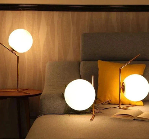 Lampe de chevet design bras dorés & boule de verre