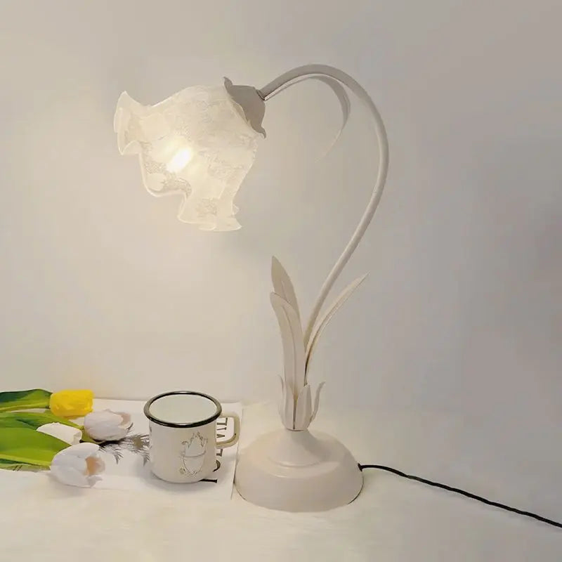 lampe de chevet moderne en métal forme de fleur