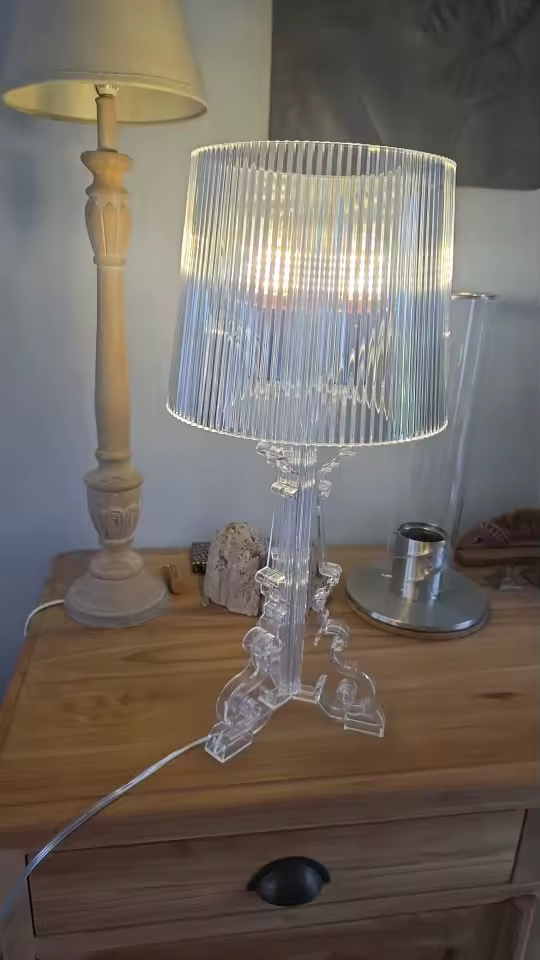 Lampe de chevet Bourgie en cristal blanc de la marque Kartell, design élégant avec abat-jour classique.